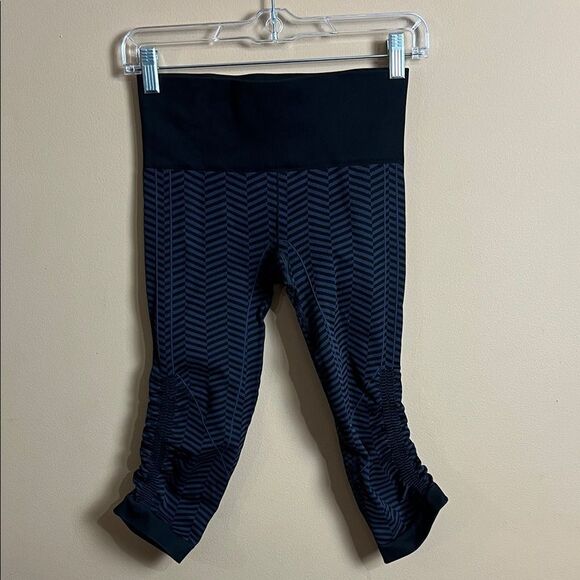 Lululemon Women’s Size 4 Black & Purple Gray Chevron Cropped Capri Leggings - Picture 1 of 6